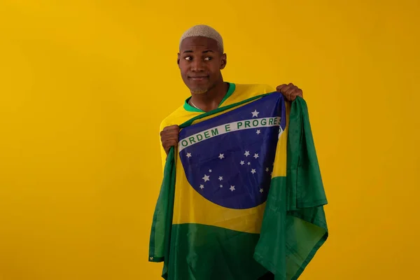 Μαύρος Άντρας Που Κρατάει Σημαία Της Βραζιλίας Και Φοράει Πουκάμισο — Φωτογραφία Αρχείου