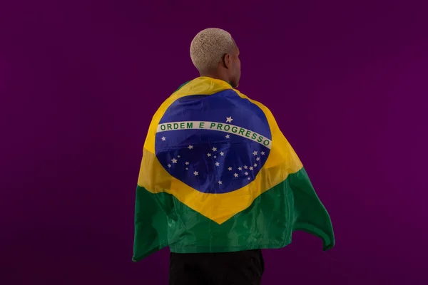 Muž Černou Pletí Držící Brazilskou Vlajku Košili Brazilského Fotbalového Týmu — Stock fotografie