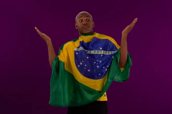 Brezilya Bayrağını Tutan Siyah Tenli Bir Adam Stüdyo Fotoğrafında Brezilya — Stok fotoğraf