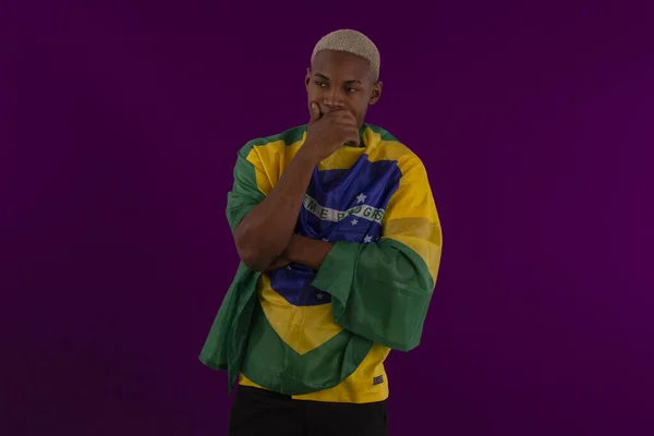 Svart Flådd Man Som Håller Flaggan Brasilien Och Bär Skjortan — Stockfoto