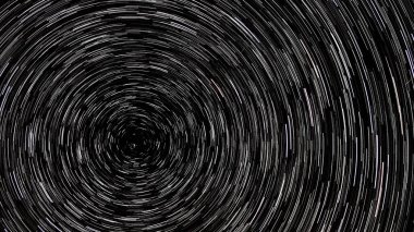 Yıldız izleri. Gökyüzünde siyah beyaz yıldız kuyrukları. Dairesel yıldız yolları. Yıldız yolları arka planı. Kutup yıldızı uzun süre çekim yapar.. 