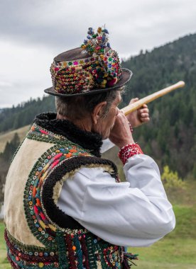 Hutsul, Karpat dağlarında trembita çalıyor.