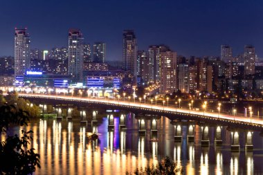 Kyiv 'deki Dnipro nehri gece şehri manzaralı.