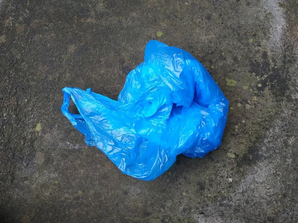 Een Blauw Plastic Afval Tussen Het Groene Gras — Stockfoto
