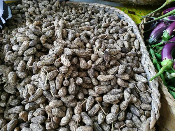 fresh peanuts (Arachis hypogaea L) that come from local farmers and are sold in markets