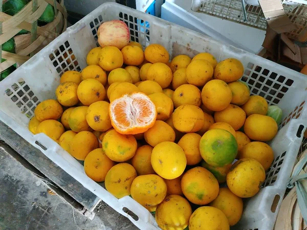 Świeże Słodkie Pomarańcze Wewnątrz Półki Owocowej — Zdjęcie stockowe
