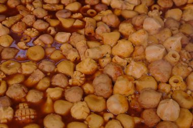 Yol kenarında Kore köfteleri satılıyor.