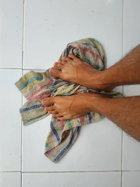 Нога Азиатского Человека Стоящая Коврике — стоковое фото