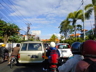 Öğleden sonra otoyolun atmosferi trafik sıkışıklığıyla tersine döner.