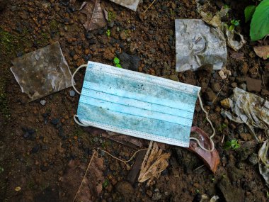 Diğer plastik atıklarla dağılmış olan maske atığı