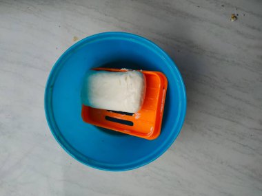 Bebeklerin banyo yapmak için kullandığı özel duş jeli.