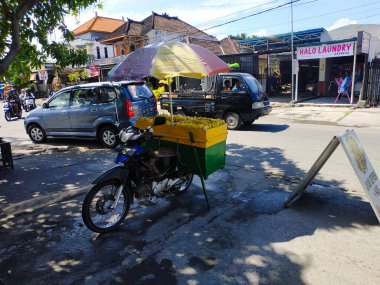 Endonezya spesiyallerini ucuza satan seyyar tüccarlar.