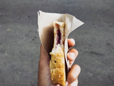 Pazarda satılan üzüm aromalı tost.