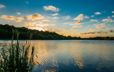 Gün batımında göl, yaz zamanı