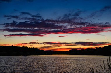 Gölün üzerinde gün batımı