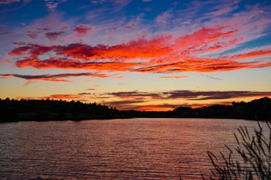 Gün batımı göl üzerinde