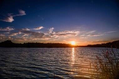 Gölün üzerinde güzel bir gün batımı, güneş batıyor