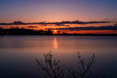 Gün doğumunda güzel bir gökyüzü olan manzara, 