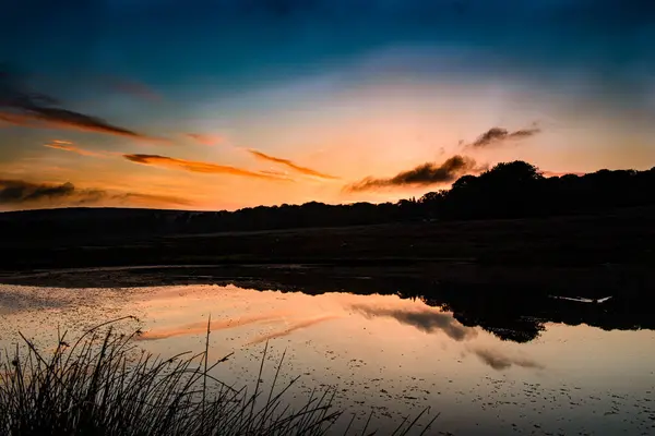 Sonnenuntergang Über Einem Fluss — Stockfoto