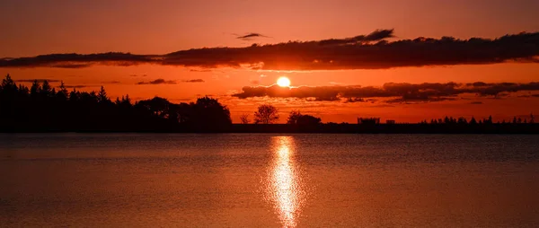 Landschaft Mit Einem Schönen Himmel Bei Sonnenaufgang — Stockfoto