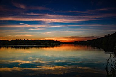 Gölün üzerinde güzel bir gün batımı