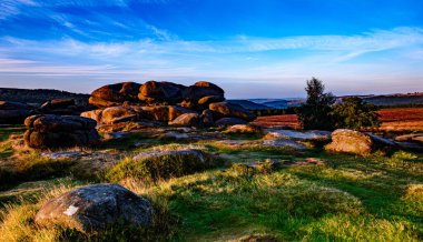 Dağlarda nehri olan güzel bir manzara.