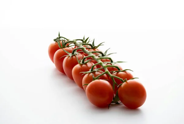 Beyaz bir masada sulu kiraz domatesleri