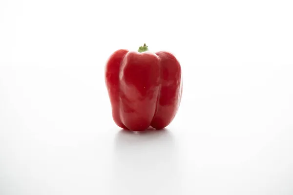 Beyaz bir masada tatlı dolma biber