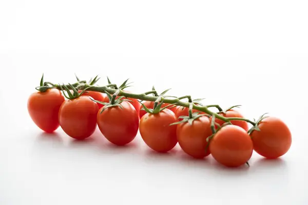 Beyaz bir masada sulu kiraz domatesleri