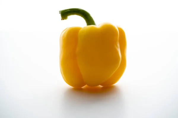 Beyaz bir masada tatlı dolma biber