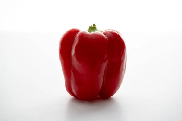 Beyaz bir masada tatlı dolma biber