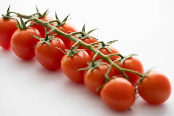 Beyaz bir masada sulu kiraz domatesleri