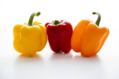 Beyaz bir masada tatlı dolma biber