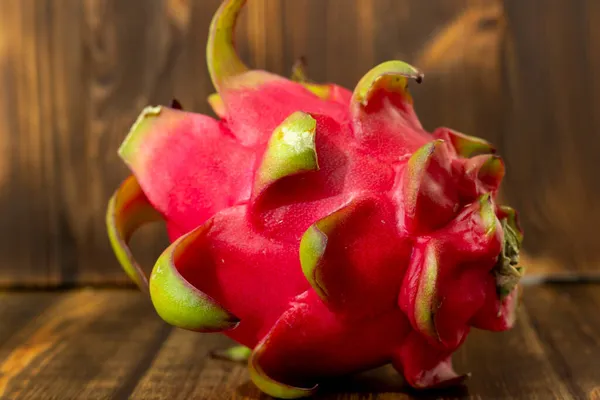 Masadaki ejderha meyvesi