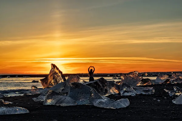 Danseuse Sur Plage Diamants Dans Parc National Vatnajokull Coucher Soleil — Photo