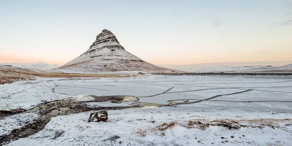 Góra Kirkjufell Wodospad Wschodzie Słońca Półwyspie Snaefellsnes Okresie Zimowym Islandia — Zdjęcie stockowe