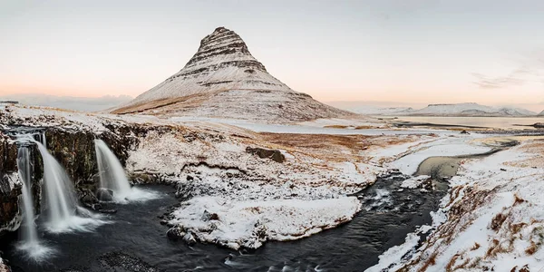 Góra Kirkjufell Wodospad Wschodzie Słońca Półwyspie Snaefellsnes Okresie Zimowym Islandia — Zdjęcie stockowe