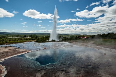 Güneşli bir günde İzlanda 'da Geysir' in patlaması