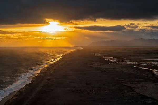 Utsikt Över Den Svarta Sandstranden Från Dyrholaey Udde Atlantens Sydkust — Stockfoto