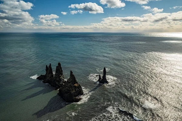 Klippformation Svart Vulkanisk Strand Vid Dyrholaey Solig Dag Island — Stockfoto