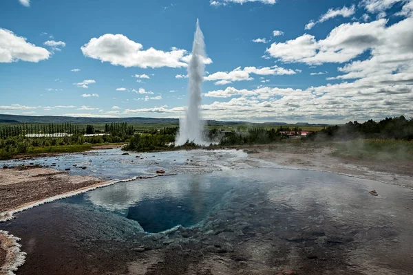 Διακοπή Της Geysir Στην Ισλανδία Μια Ηλιόλουστη Μέρα Εικόνα Αρχείου