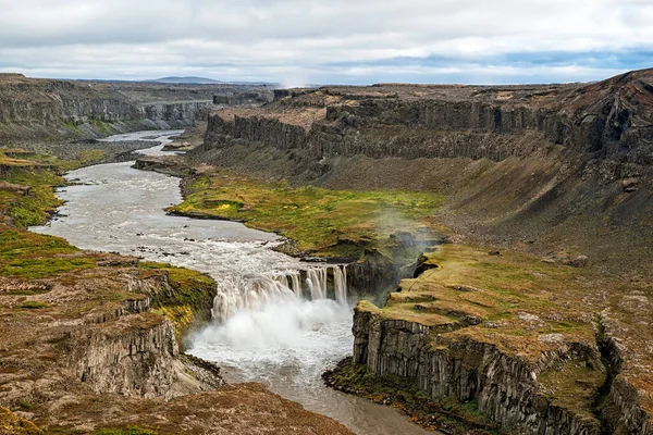 View Canyon Waterfall Hafragilsfoss Seen Cloudy Day Iceland — Foto de Stock