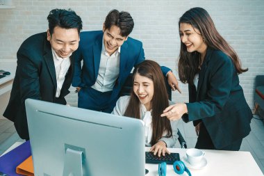 Takım çalışmasının başarısını, iş başarısını kutlayan çeşitli çalışanlar. Bir grup başarılı iş adamı ofiste takım olarak çalışıyor..