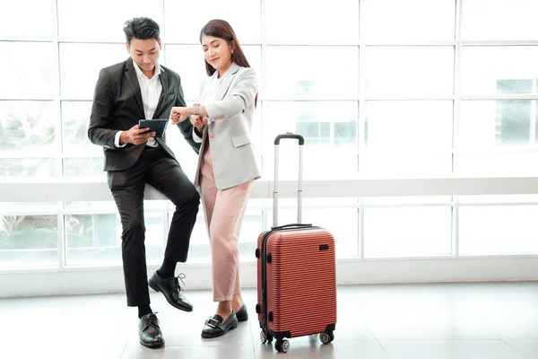 Business Couple Standing Together Baggage Checking Time Window Departure Area — ストック写真