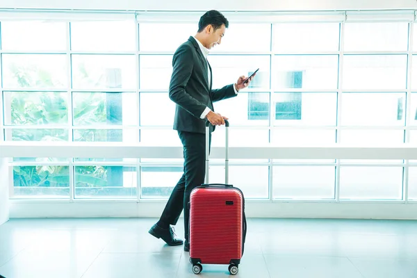 Schöne Asiatische Viele Mit Smartphone Beim Gehen Mit Koffer Flughafenterminal — Stockfoto