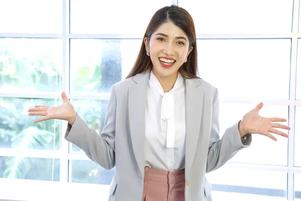 Portrait Beauty Asian Business Woman Ceo Smiling Portrait Positive Looking — Fotografia de Stock