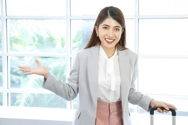 Szczęśliwy Uśmiech Młoda Bizneswoman Garniturze Ciągnąc Walizkę Przed Oknem Lotniska — Zdjęcie stockowe