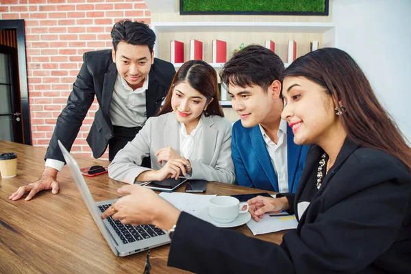 Young Asian Business People Looking Screen Video Conference Office — Fotografia de Stock