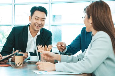 Takım çalışmasının başarısını kutlayan çeşitli çalışanlar ve toplantıda iş başarısı. Bir grup başarılı mutlu iş adamı ofiste takım olarak çalışıyorlar..