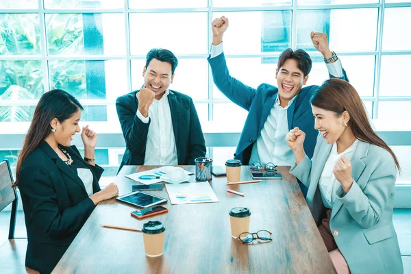 Takım çalışmasının başarısını, iş başarısını kutlayan çeşitli çalışanlar. Bir grup başarılı iş adamı ofiste takım olarak çalışıyor..